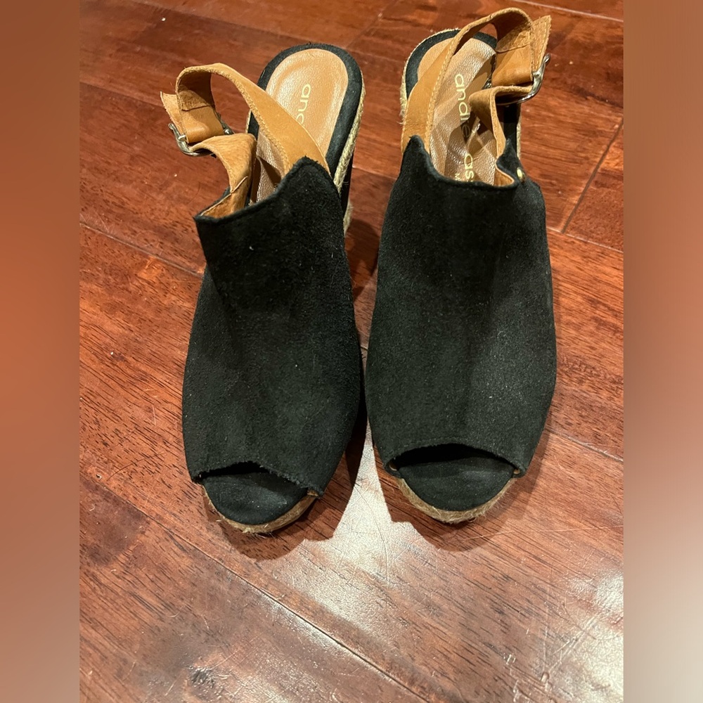 Andre Assous Black and Tan wedges